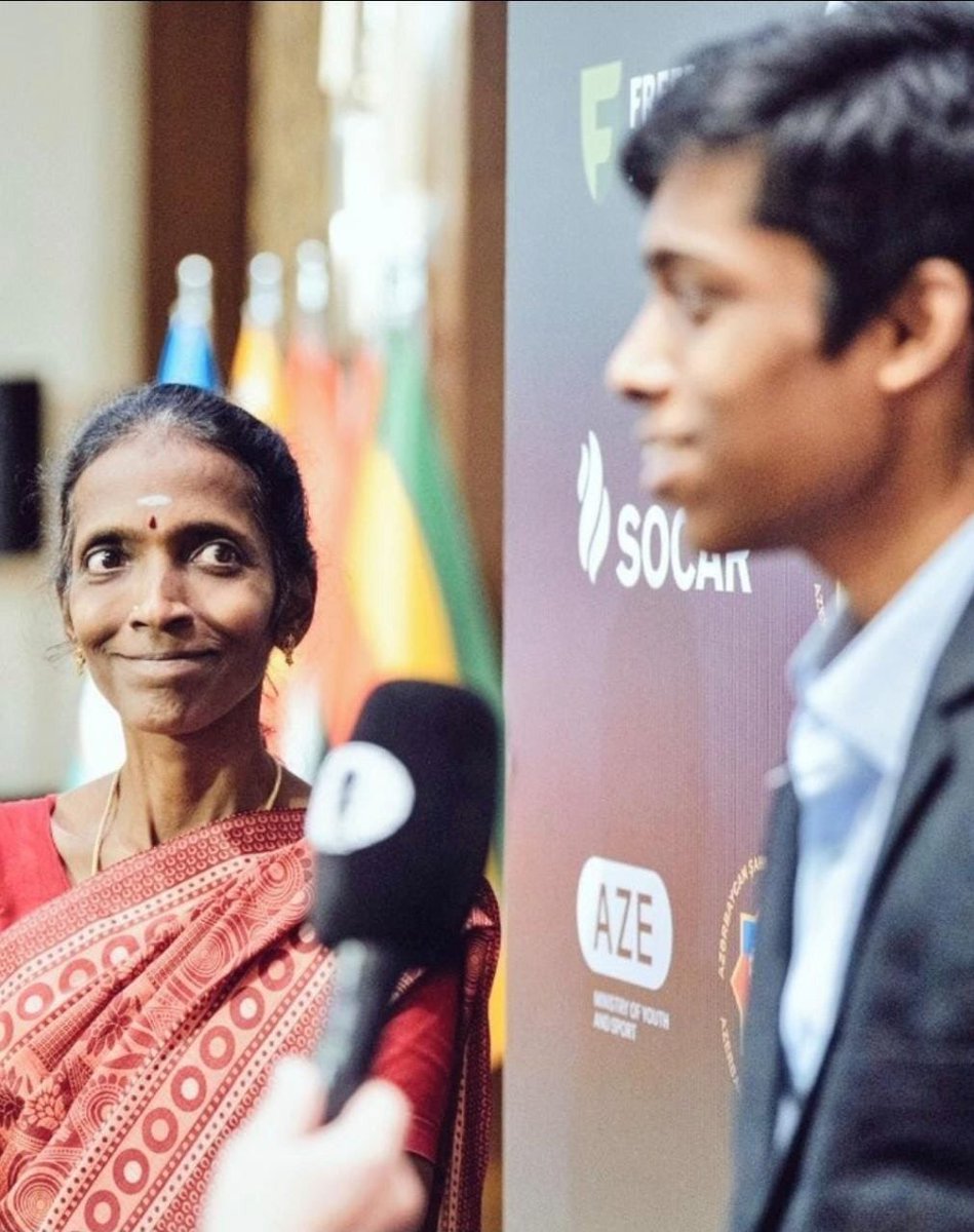 मां का चेहरा चमकता है जब संतान सफल होता है !

इस तस्वीर ने मुझे भावुक कर दिया...।।