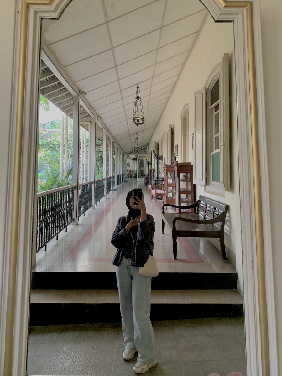 useraxx_'s tweet photo. ngaca di pura mangkunegaran bisa lgsg jdi putri solo ga sii?? HAHAHAHAA https://t.co/fmzwVBZY64