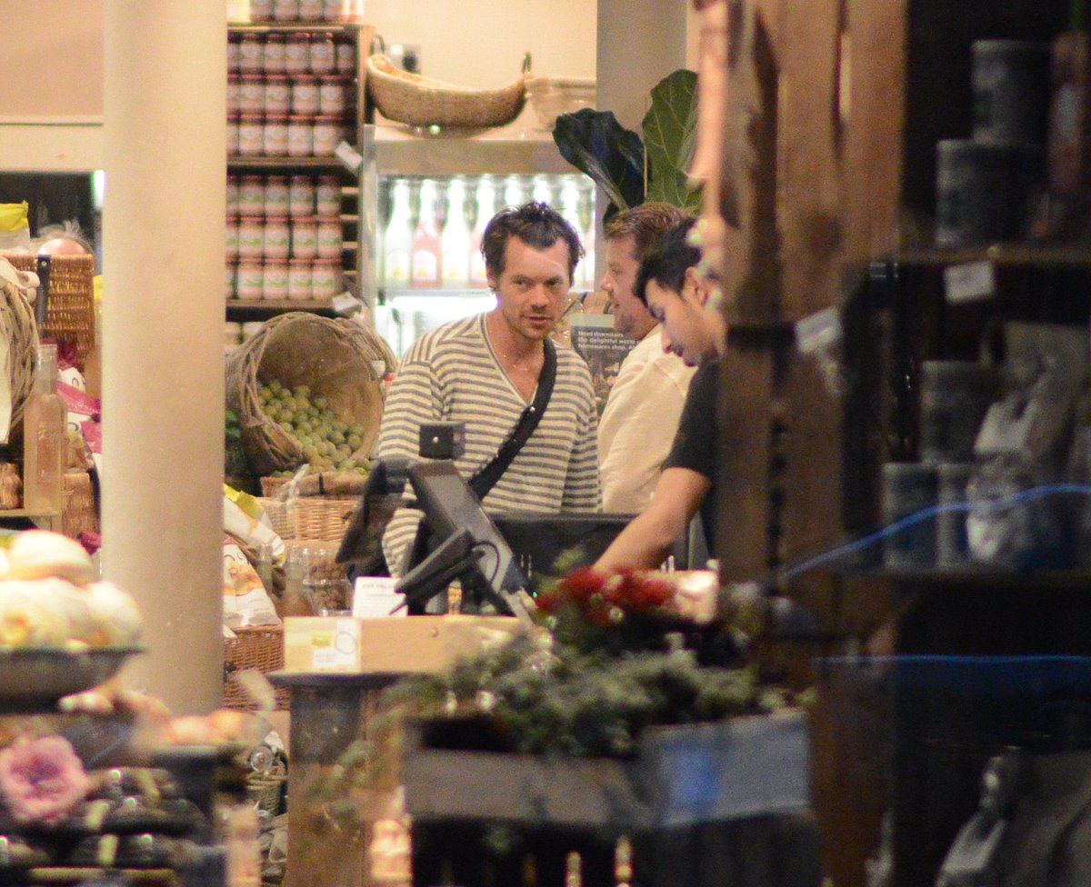 SpainStyless's tweet image. 📸|| ¡Harry y James Corden ayer de compras en Londres! 🇬🇧