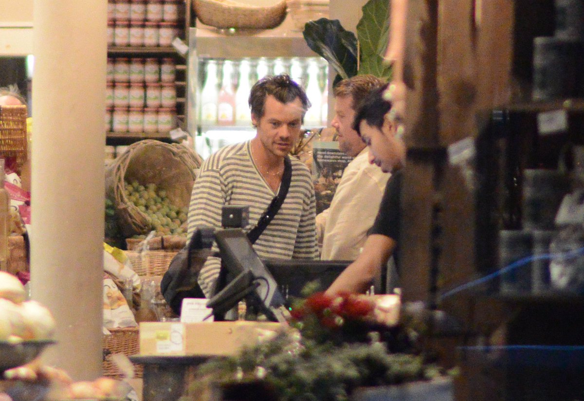 SpainStyless's tweet image. 📸|| ¡Harry y James Corden ayer de compras en Londres! 🇬🇧