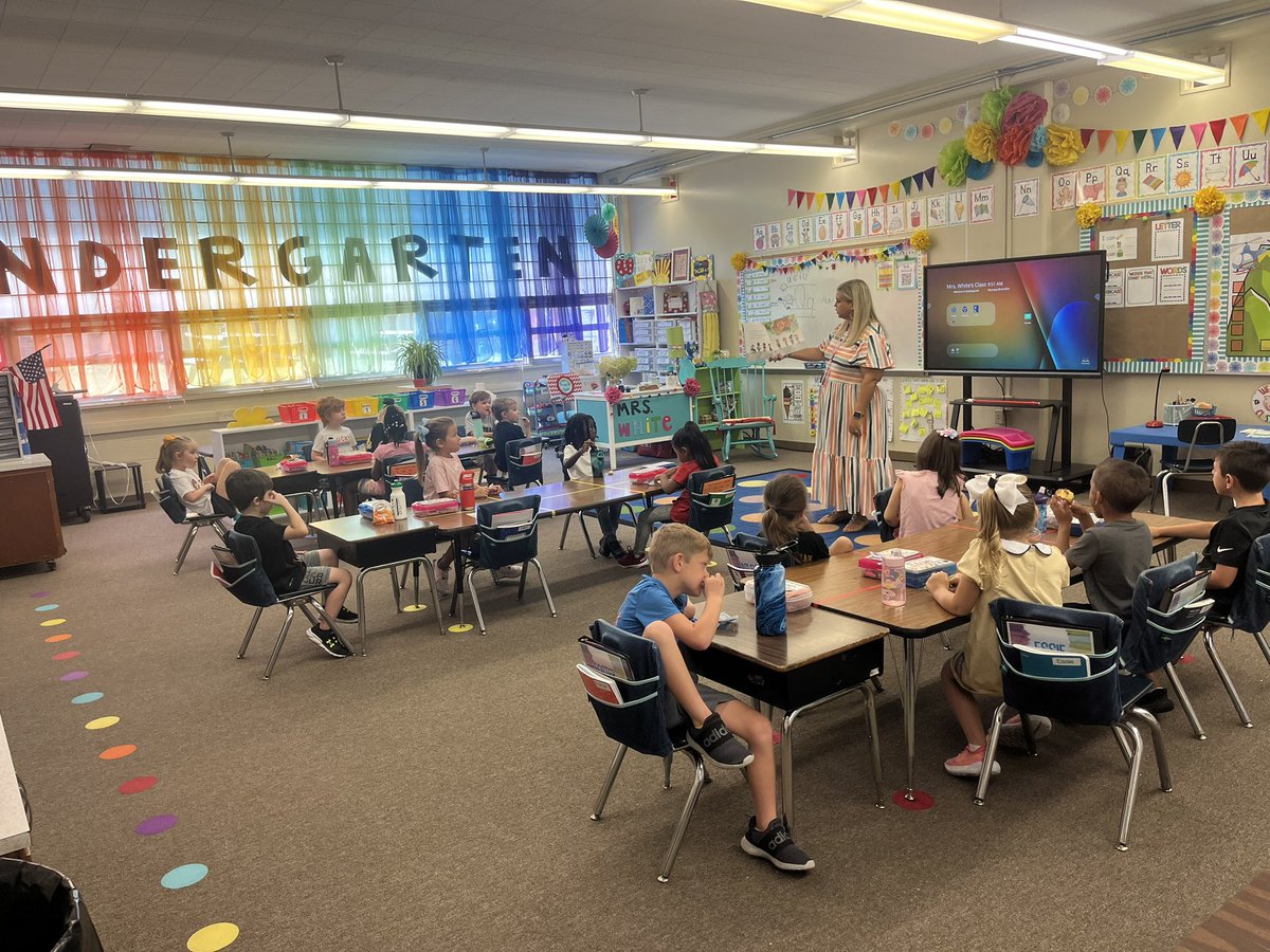 mrswhiteJNES's tweet photo. Morning snack time with our school’s Instructional Partner, Mrs. Wysock! @AthensALSchools #oneAthens https://t.co/Lky0BGKV3t