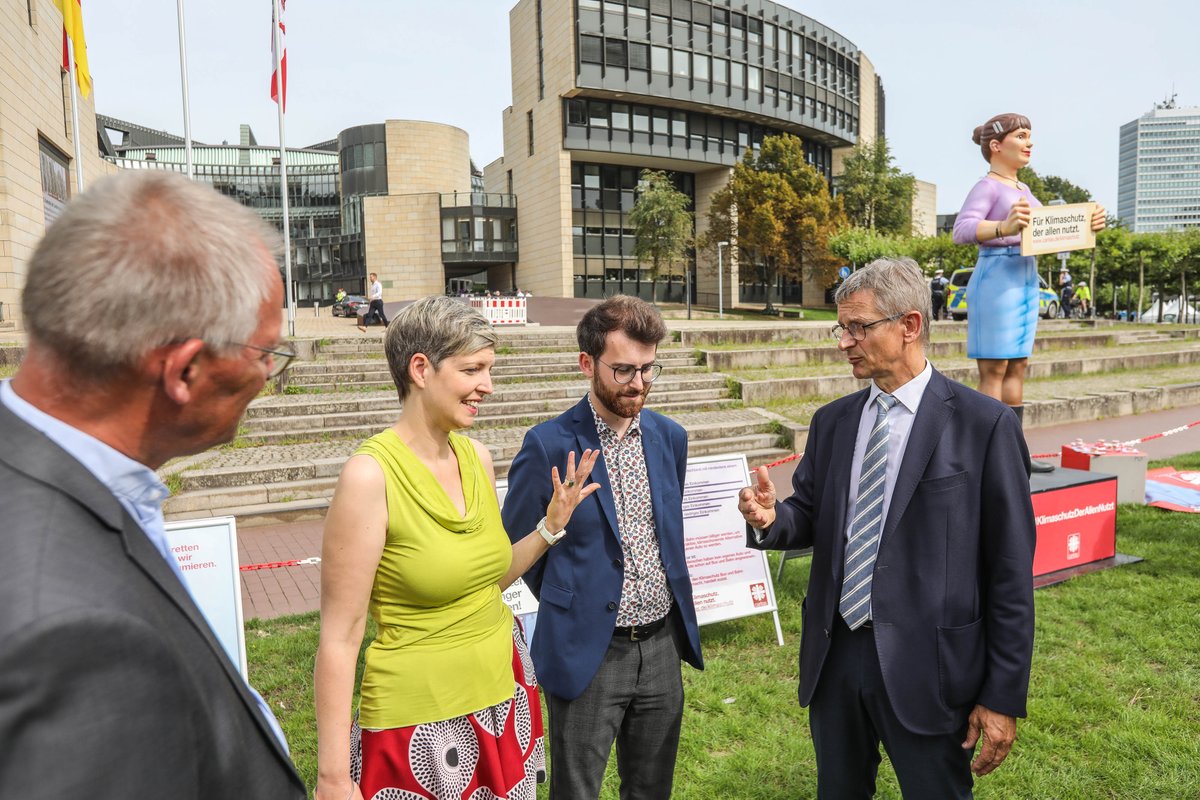 #Caritas wirbt mit "Jenny" vor dem Landtag #NRW für sozial gerechten #Klimaschutz. Kölns Direktor Frank Hensel erklärt der grünen Fraktionschefin <a href="/wibkegt/">Wibke Brems ☀️🌬</a> , dass Haushalte mit ger. Einkommen Entlastung beim Klimaschutz brauchen. #klimaschutzderallennnutzt
ogy.de/v1cg