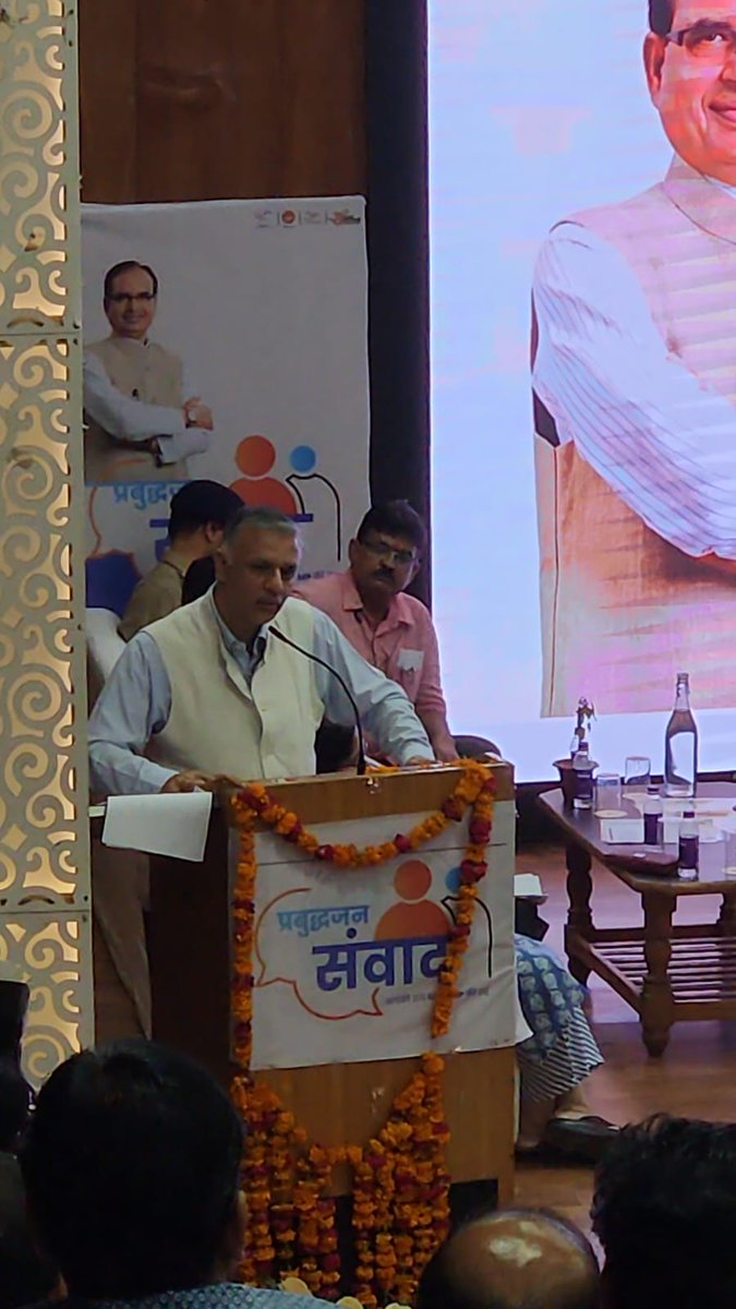 mpniti's tweet photo. मुरैना व ग्वालियर में "प्रगति पथ पर अग्रसर मध्यप्रदेश" विषय पर प्रबुद्धजनों से चर्चा का कार्यक्रम आयोजित किया गया, @Sachin_Chat द्वारा क्षेत्र मेे अटल प्रगतिपथ के निर्माण से होने वाले transformation पर महत्वपूर्ण विचार व्यक्त किए @NITIAayog @ChouhanShivraj @DrVKSaraswat49 @AIGGPA https://t.co/YXESj7Bsya
