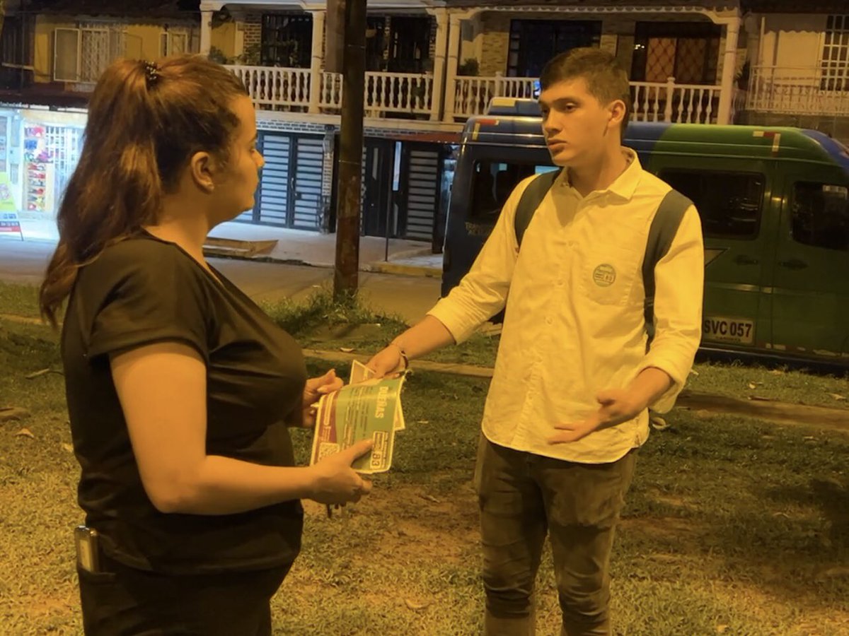 DanielDuenasB's tweet photo. Infinitamente feliz de escuchar la voz de mis vecinos, estrechar sus manos y dialogar con ellos. 🌻💚8️⃣3️⃣
⠀⠀⠀⠀⠀⠀⠀⠀⠀
#Jovenes #Villavicencio #Edil #PorNuestraComuna #AlianzaVerde https://t.co/aGR9KSDgPC