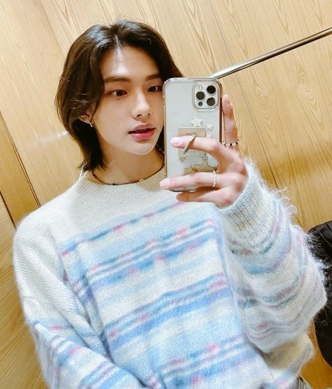 iS2kjjong's tweet photo. Fotinha no espelho bem casalzinhos 🤍

#SSD #StaySelcaDay #HYUNJIN @Stray_Kids #StrayKids https://t.co/ikmTrqENls
