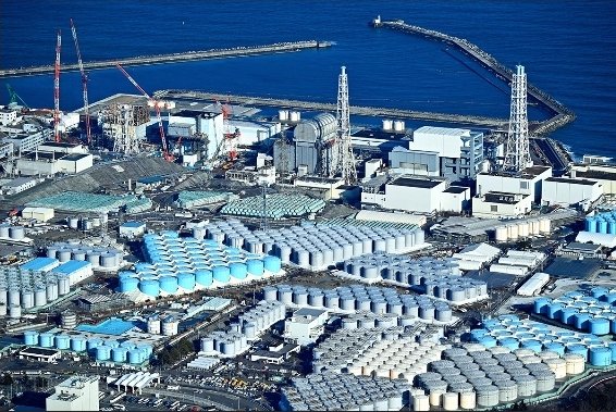 _APihuDubey's tweet photo. After the 2011 Tohoku earthquake and tsunami problems were caused at Fukushima Daiichi nuclear power plant.Workers flooded it with water before disaster. They have had to store gallons of this for years(not knowing what to do) Now they need to get rid of it!
IS THIS RIGHT!?#Japan https://t.co/PPUS0LWCD3