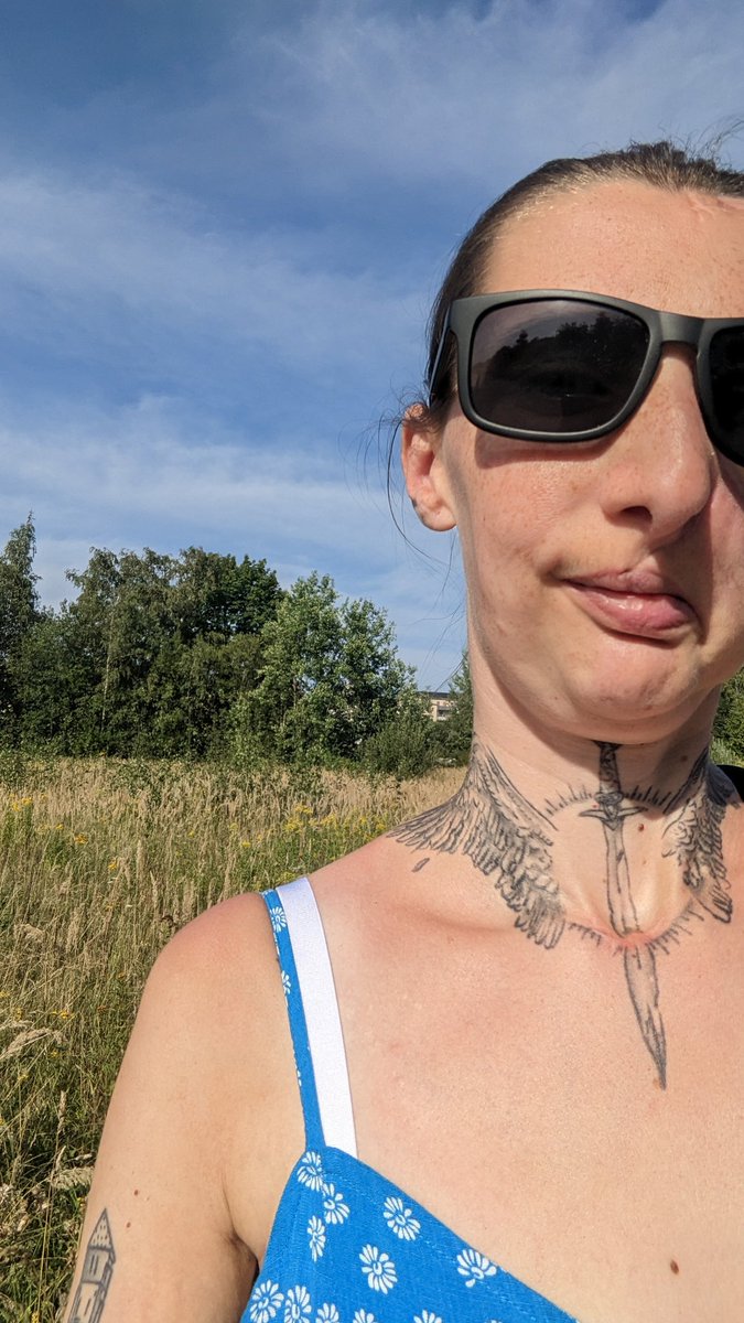 Blauer Himmel, ☀️ und keine schwüle Luft. Schon geht's mir deutlich besser. Jetzt noch am Wasser sitzen/liegen, ein kühles Getränk und 🍉 futtern - das wär's!
Wünsche euch einen schönen Abend!