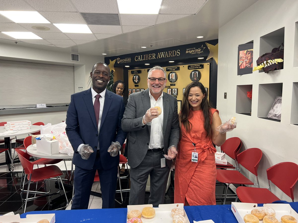 BCPS_Grants's tweet photo. Thank you @SuptlicataP and @dunkindonuts for the donuts and coffee this morning🍩 A great way to start the new school year off! #Every1Counts @HowardHepburn @MeganTuretsky @browardschools https://t.co/bsiGPT87ys