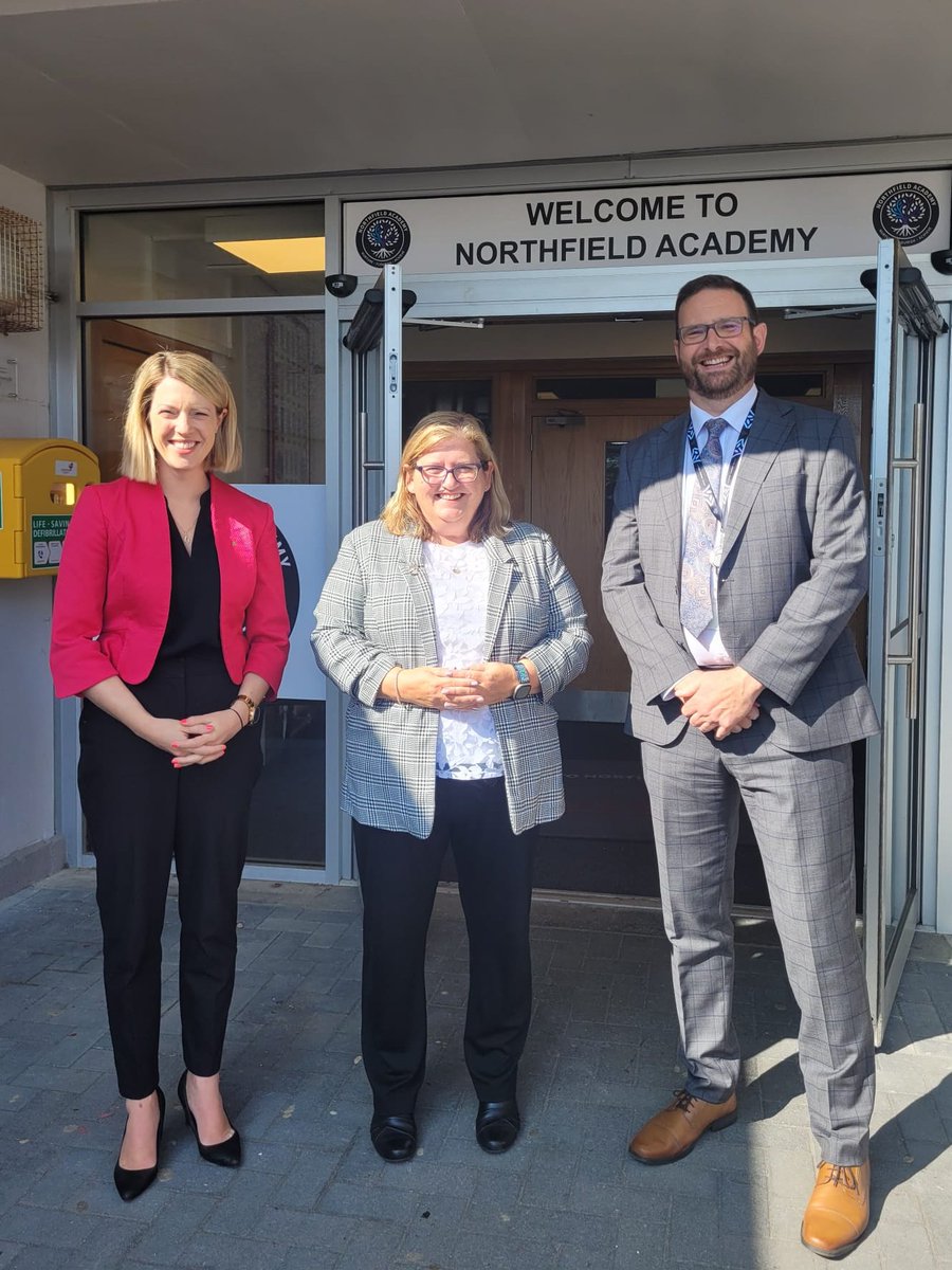 🏫Productive visit to @northfieldaca with Head Teacher, Douglas Watt and @scotgov Cab Sec for Education & Skills, @JennyGilruth 📈We discussed how to make schools more welcoming & improve education outcomes 👂Lovely to hear the perspectives of the pupils that showed me around