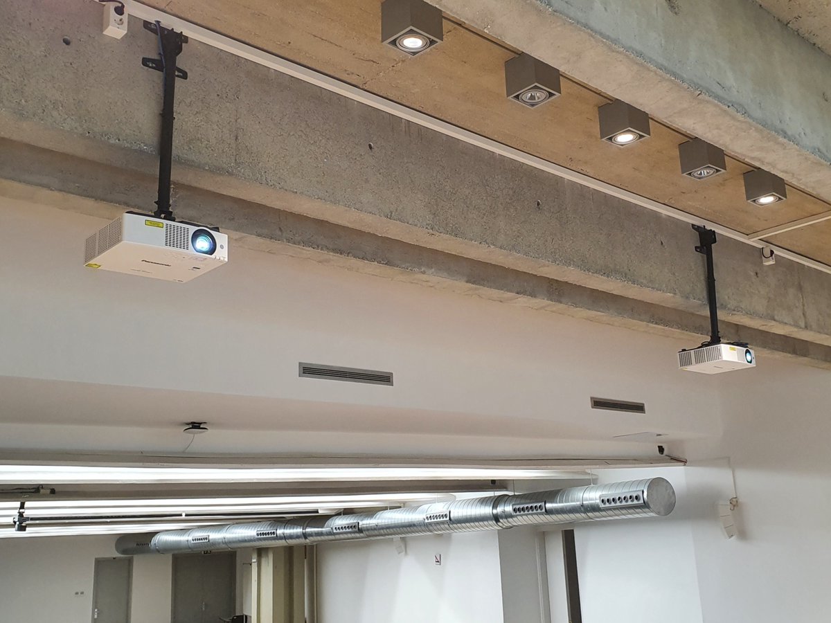 AVD_Pro's tweet photo. ¡La sala de actos de la @UABBarcelona  transformada! 🙌

🟠 Necesidades
>Mejorar la  acústica
>Mejorar la visión de pantalla
>Capacidades de videoconferencia

🟢 Solución
> Nuevo sistema de altavoces
> Pantalla doble de proyección
> Sistema de videoconferencia https://t.co/bgXGNVzuT5