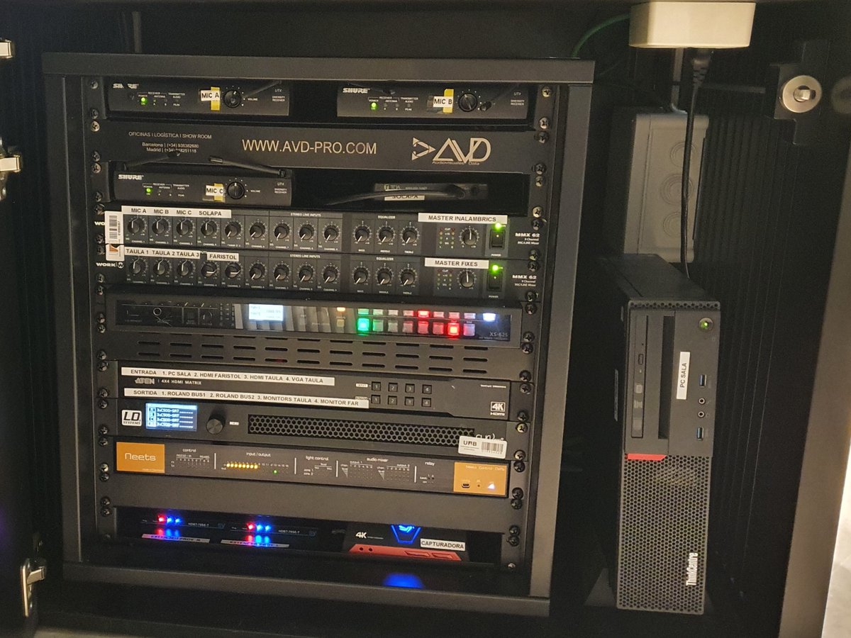 AVD_Pro's tweet photo. ¡La sala de actos de la @UABBarcelona  transformada! 🙌

🟠 Necesidades
>Mejorar la  acústica
>Mejorar la visión de pantalla
>Capacidades de videoconferencia

🟢 Solución
> Nuevo sistema de altavoces
> Pantalla doble de proyección
> Sistema de videoconferencia https://t.co/bgXGNVzuT5