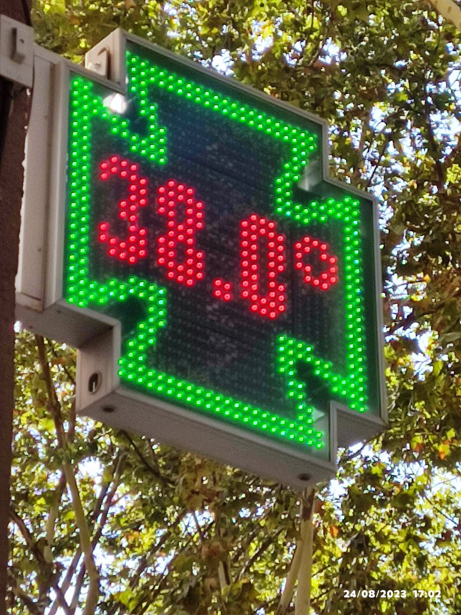 becamataro's tweet photo. Ara mateix, 17:03. Barcelona. 
Ho recordaré a l'hivern quan em queixi del fred. 
#putacalor #merdadhumitat https://t.co/Jda3RsxhI1