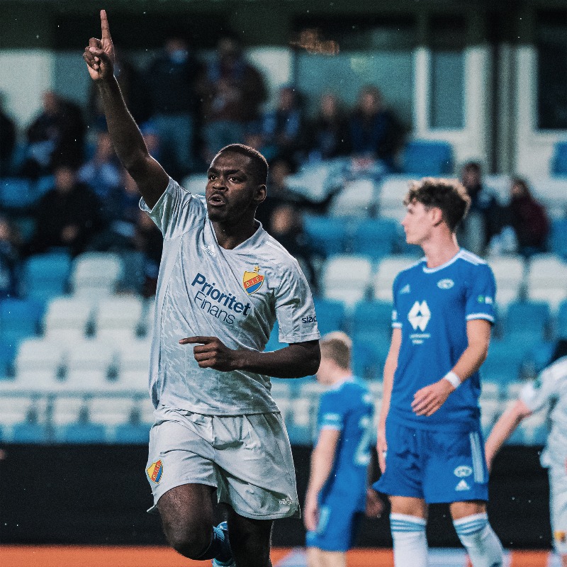 DIF_Fotboll's tweet photo. Efter 2,5 år i Djurgården blir FC Metz ny klubbadress för Joel Asoro 💛❤️💙

– Det finns många bra minnen. Om jag ska välja ett så är det när vi gick vidare till gruppspelet i Conference League och jag satte det sista målet borta. Den känslan kommer nästan vara omöjlig att slå