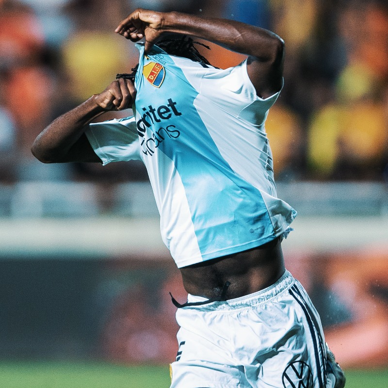 DIF_Fotboll's tweet photo. Efter 2,5 år i Djurgården blir FC Metz ny klubbadress för Joel Asoro 💛❤️💙

– Det finns många bra minnen. Om jag ska välja ett så är det när vi gick vidare till gruppspelet i Conference League och jag satte det sista målet borta. Den känslan kommer nästan vara omöjlig att slå