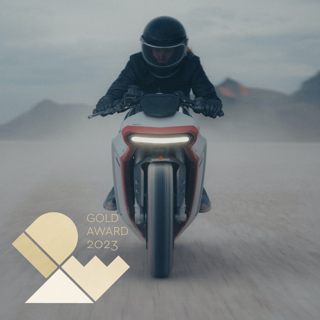 ZeroMC's tweet photo. Thrilled to see the Zero SR-X take the transportation category GOLD in last night's @IDSA Awards Ceremony. 👏 Big congratulations to both @HugeDesignSF and the Zero's industrial design team on this prestigious achievement!

📸 @mrbigginz 
#IDSAIDC #ZeroSRX #IDSA #EV #CustomZero https://t.co/o06X9MVgOD