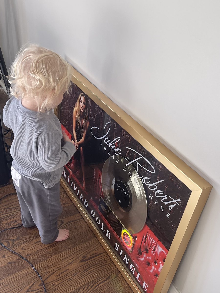 I’m so honored to have <a href="/people/">People</a> Magazine cover my journey to health and recent celebration of my GOLD single!! 🙌🙌

📸 by Brian Williams 
Writer: <a href="/CHIwriter/">tricia despres</a> 
Article: people.com/julie-roberts-…