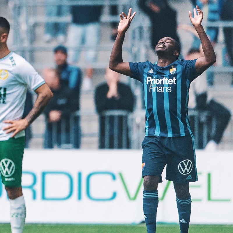 DIF_Fotboll's tweet photo. Efter 2,5 år i Djurgården blir FC Metz ny klubbadress för Joel Asoro 💛❤️💙

– Det finns många bra minnen. Om jag ska välja ett så är det när vi gick vidare till gruppspelet i Conference League och jag satte det sista målet borta. Den känslan kommer nästan vara omöjlig att slå