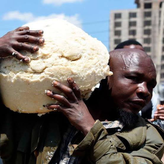 doktari254's tweet photo. Internship chronicles 

Intern: The FBS yesterday was 26.1 and today it’s 20.1.He is on mixtard 20:10 and metformin 500mg BD. 
Consultant : Why are you not achieving sugar controls daktari ? 

Meanwhile the patient pale nocte 👇🏾 https://t.co/y7lRKDZ5BV