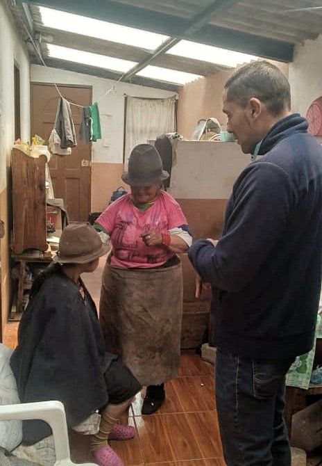 caaesanlazaro's tweet photo. #NuestroTrabajoContinúa | Visitamos a nuestros pacientes de sensible manejo y que presentan dificultades de movilización a #Quito de los cantones Cayambe y Pedro Moncayo, así brindamos la ayuda inmediata de nuestro equipo de salud mental del #CAAESanLázaro 🏥 de @Salud_Ec https://t.co/t0QozGCqFQ