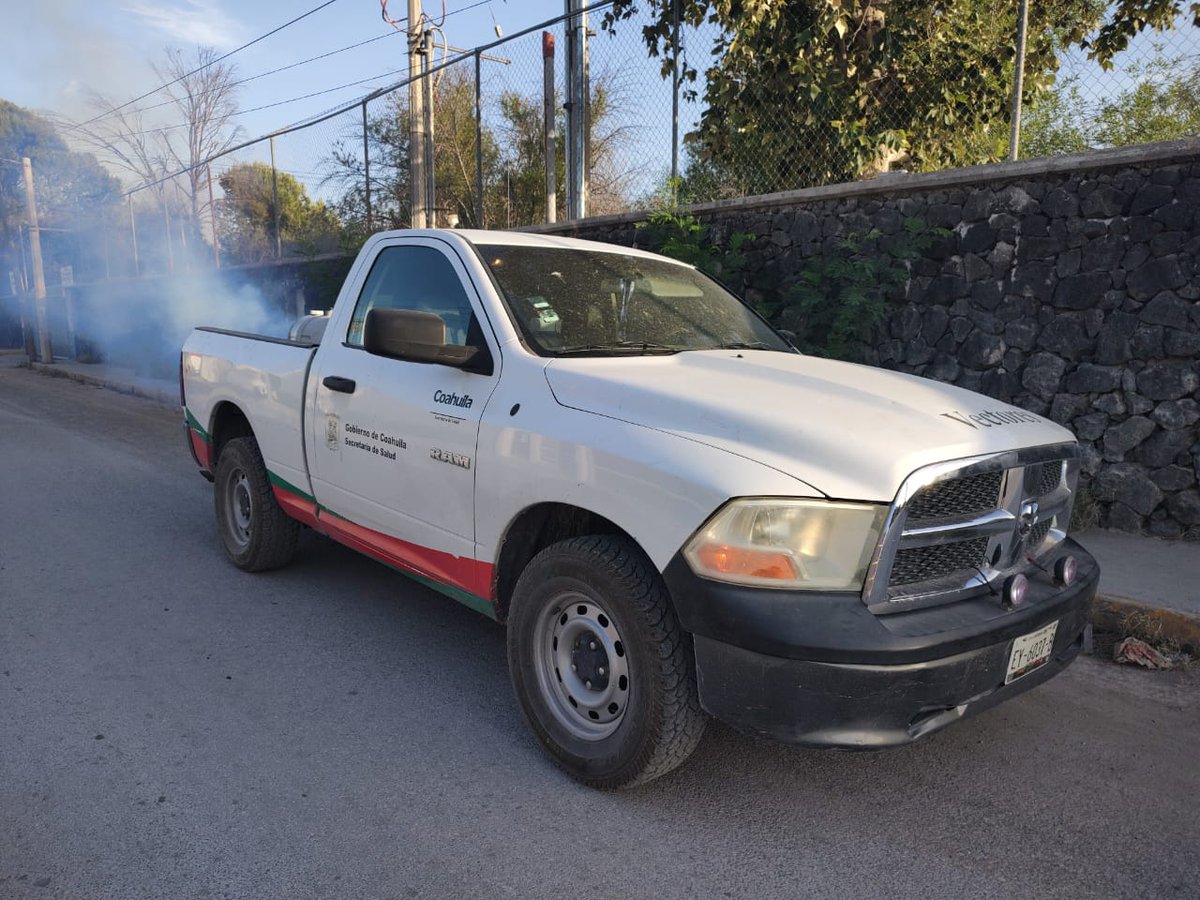 JS04COAH's tweet photo. #YaTeLaSabesEliminaLosCriaderos fumigación con equipo térmico #termonebulizacion  en la colonia santa Isabel @CoahuilaSS https://t.co/gLaViRyy2J