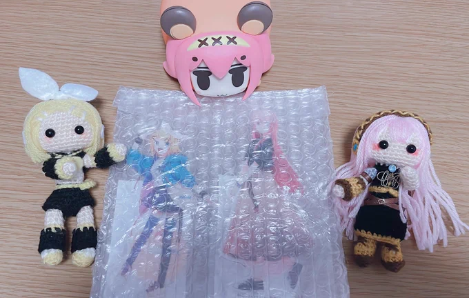 届いたアクスタ、リンルカ並びで入ってて嬉しかった…🫶🍊🐙

3枚目の、手が繋がりそうな距離、、、エモい🥺 