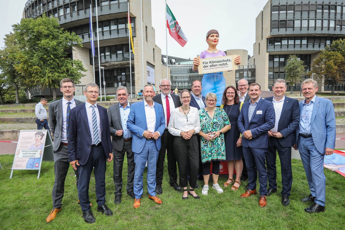 Caritas-Direktoren aus 5 DiCV  sprechen vor dem Landtag #NRW mit MdL über sozial gerechten #Klimaschutz. Viel Zuspruch für die Anliegen der Caritas auch von der #CDU . @Duesselschmitz #klimaschutzderallennnutzt
ogy.de/v1cg