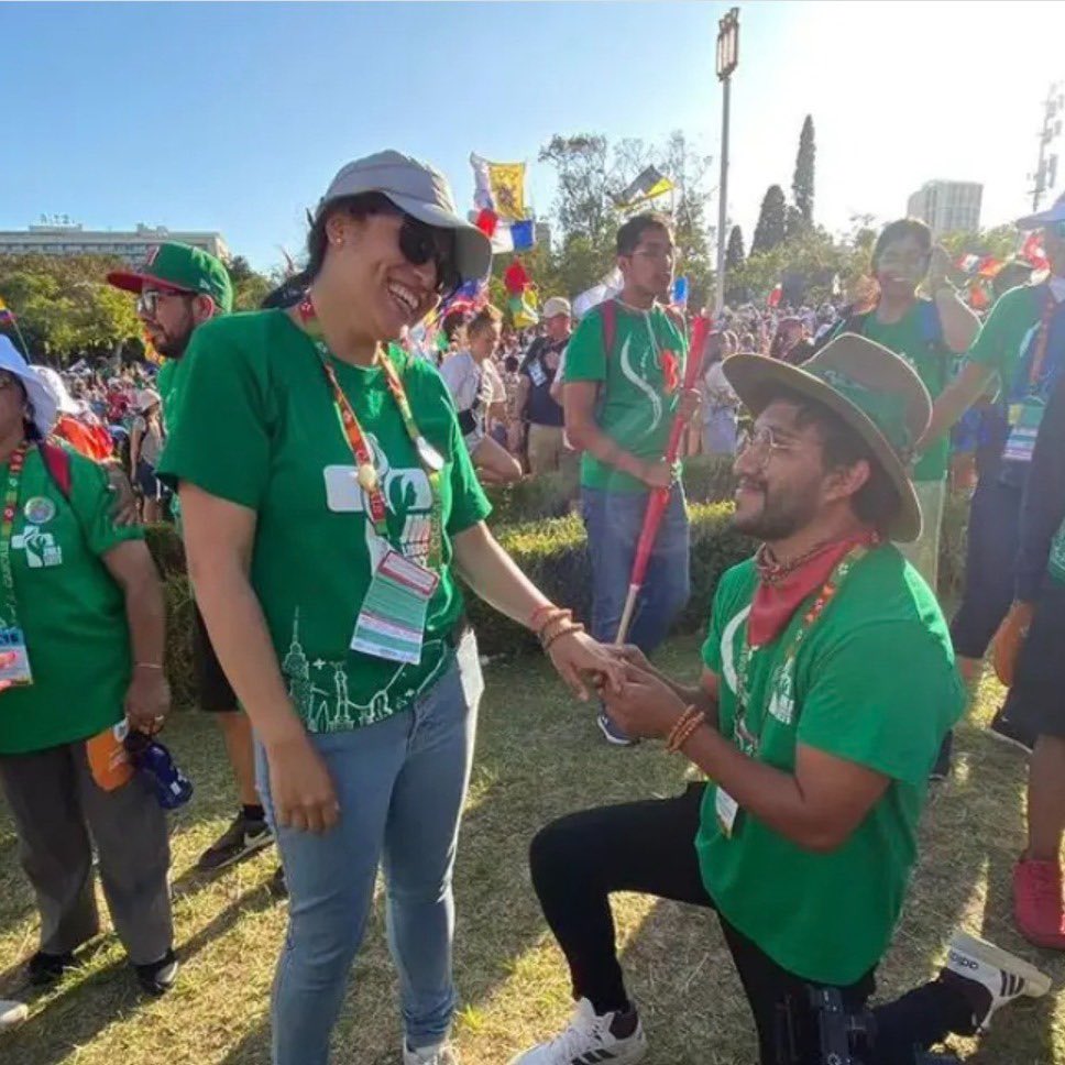 Este casal, da Pastoral Juvenil da Arquidiocese do México, ficou noivo diante do Papa Francisco e milhares de peregrinos, que assistiram ao momento, na Colina do Encontro. Também encontraram o amor e a confirmação de sua vocação na JMJ. 🙏

#lisboa2023