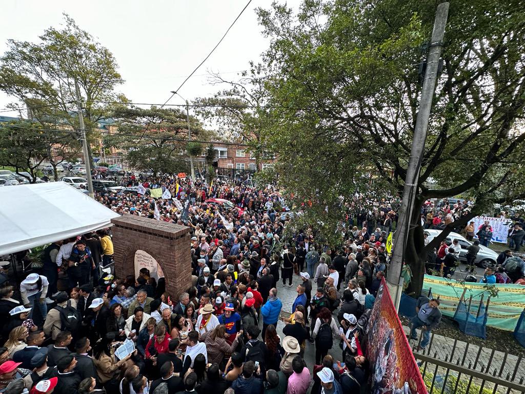 GustavoBolivar's tweet photo. Inauguración de la sede ayer:
Una imagen vale más que mil palabras. 
#BolivarTuAlcalde https://t.co/lATH3icVfX