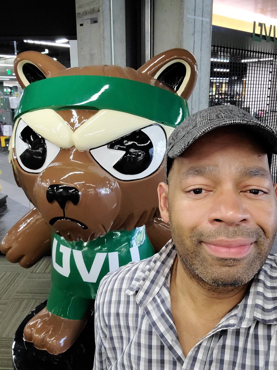 JerzTony's tweet photo. It's the second day of classes for @UVU students. Seeing the cute and well-designed campus last week, I bet they love coming back each Fall! #prettycollegepics https://t.co/tsROfAxaGm