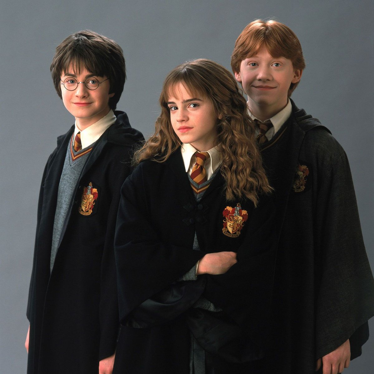 SeriesUpdateFR's tweet image. Il y a 23 ans, Daniel Radcliffe, Emma Watson et Rupert Grint étaient annoncés comme le trio principal de la saga Harry Potter.🪄