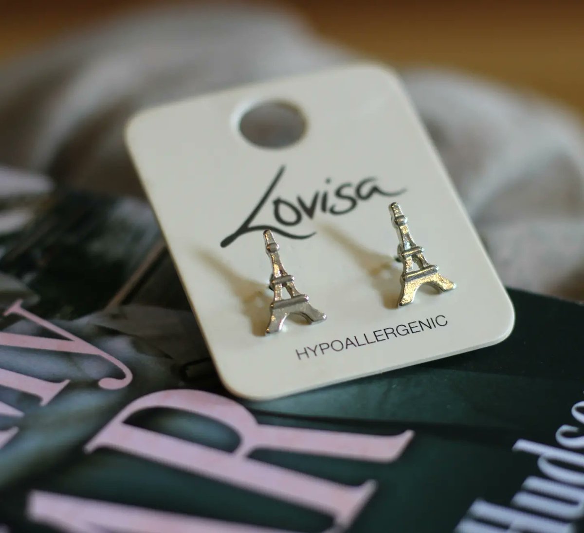 Recently stepped out of my comfort zone with Not My War! A YA historical fiction that is raw brutally honest and full of detail.

Read my review!
bit.ly/3KTXvwo

To win a paperback copy &amp; these lil Eiffel Tower earrings, follow me, like this post + comment with 🗼 or 🇫🇷!