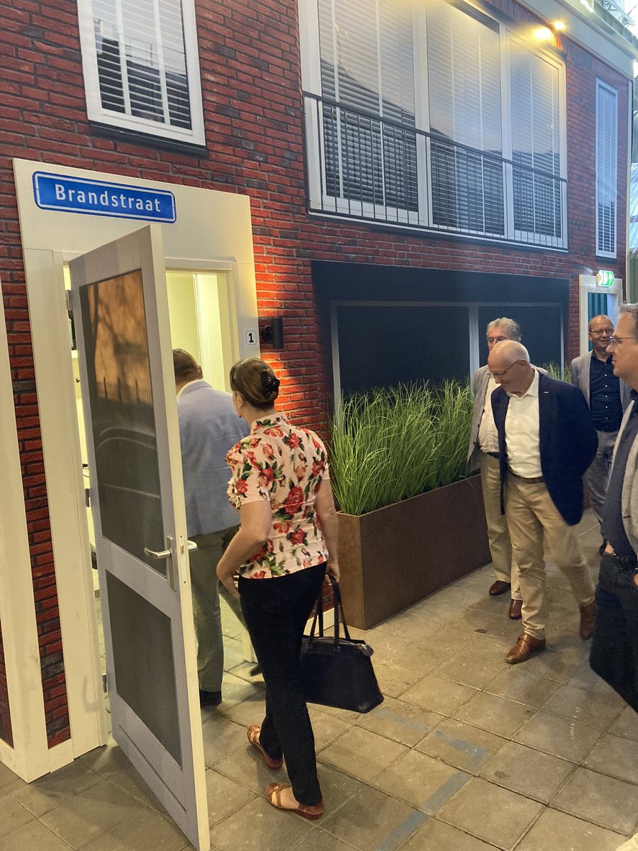 Gisteren met bestuurders <a href="/VRZHZ/">Veiligheidsregio Zuid-Holland Zuid</a> en partners warm ontvangen in de Risk Factory van <a href="/VRMWB/">Veiligheidsregio MWB</a> . Mooie kans om het echt samen te beleven: luisteren, kijken en doen. 

Beter een goede buur dan een verre vriend 👍