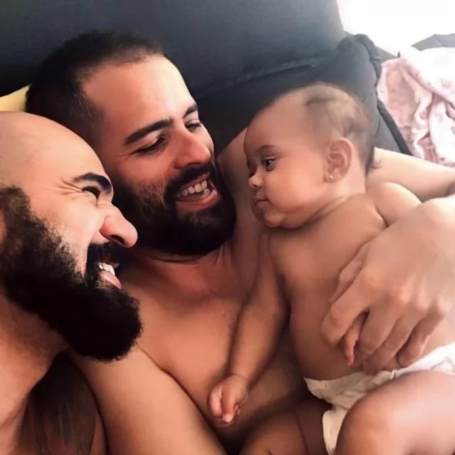 🚨BRASIL: Policial Militar gay de Pernambuco conseguiu licença paternidade de 6 meses, feito inédito na corporação. 

Valdi Barbosa é casado com o professor Rafael Moreira e juntos tiveram Sofia, fruto de fertilização in vitro com barriga solidária.