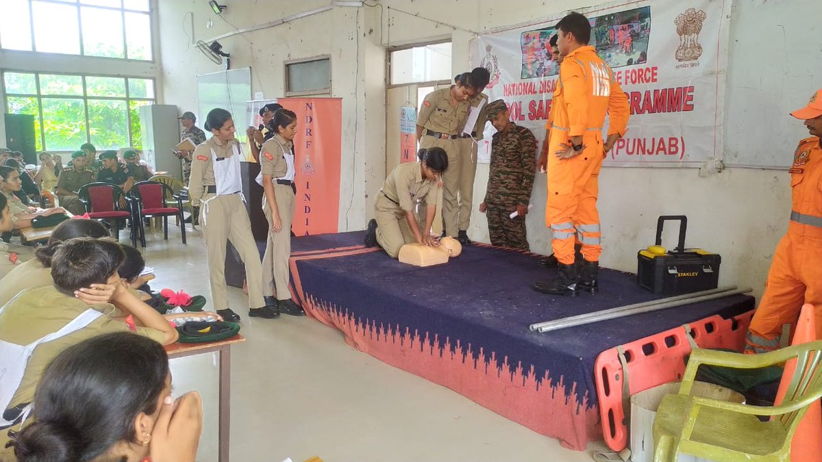 07NDRF's tweet photo. #Team7BnNDRF conducted #SSP under Famex at Govt Polytechnic College, Rewari (HRY).
Topics Covered
Flood Safety &amp; Rescue Techniques
CPR
Bandage
Bleeding Control
Splinting 
Dos &amp; Don'ts during Earthquake
Precautions during Heat Waves
@ndrfhq 
@atulkarwal
@ndmaindia 
@cmohry
@ANI https://t.co/7KS7DSyLBS