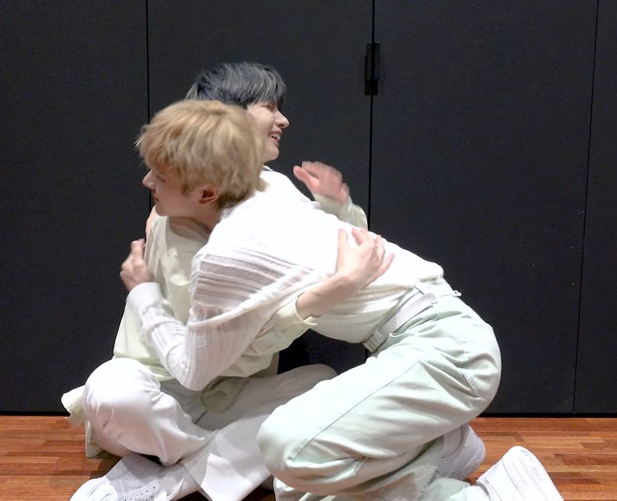 gakupics's tweet photo. they're a family now ☹️❤️‍🩹 

#GAKU #ガク https://t.co/TJuo74ksOY