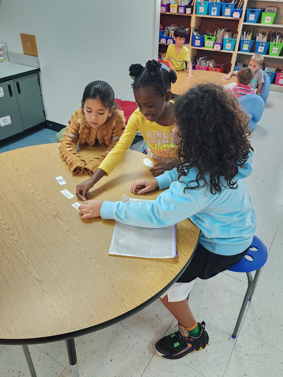 Anderson3rdPES's tweet photo. My firsties are hard at work practicing group work at independent literacy stations.  Word work- sorting short a, short i, and words that do not fit those patterns.  Then, writing and underlining the pattern.  @lisagarosi @FultonZone7 @CogburnWoodsES #andersonfirsties https://t.co/yRXBe53udI
