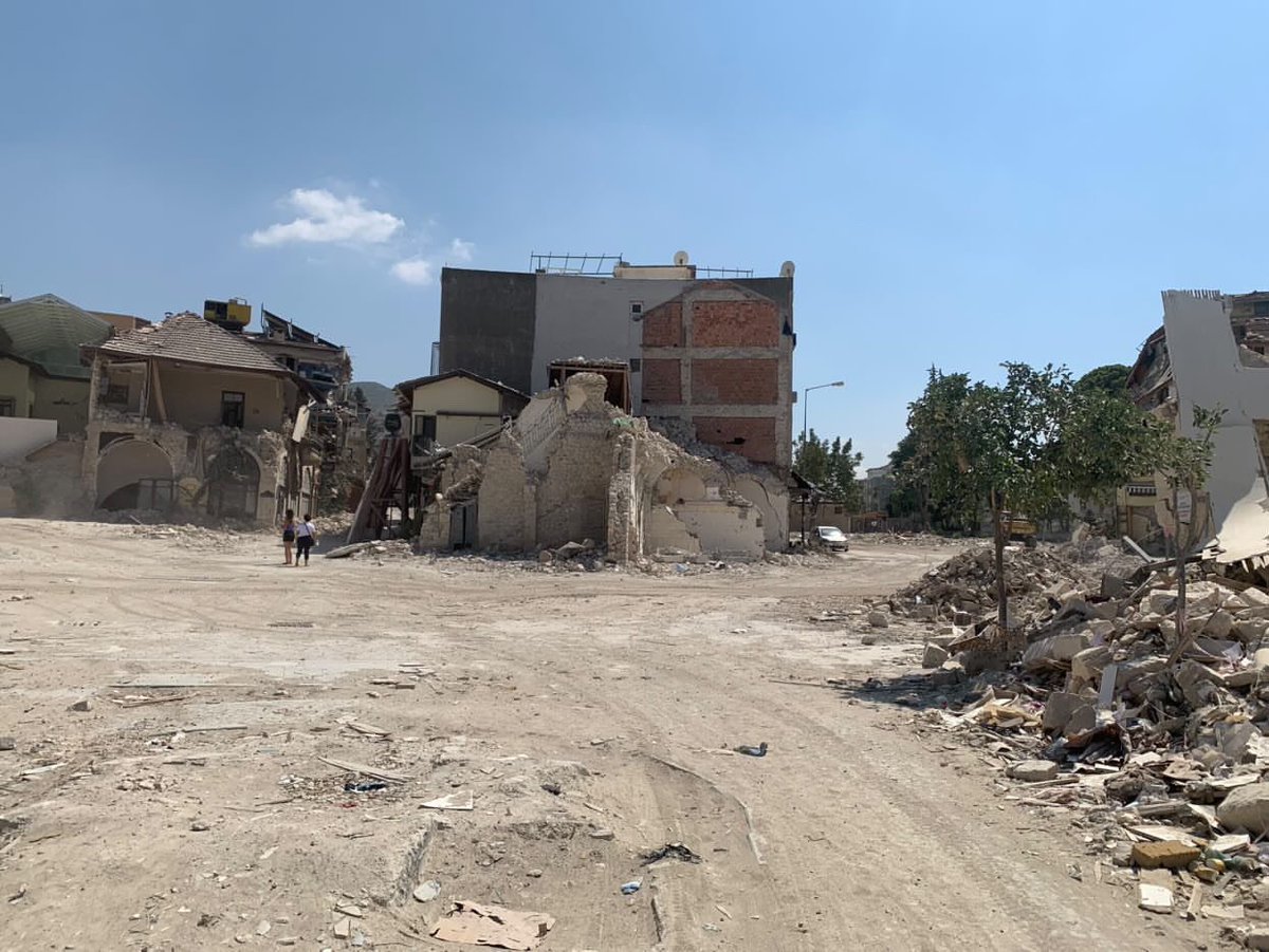 nehnabiz's tweet photo. Tarihi Antakya’nın sembollerinden Saray Caddesi’nde Temmuz ayında başlayan ve kısa süre için durdurulan yıkım büyük ölçüde gerçekleştirildi. https://t.co/5sd8RzT8Ul