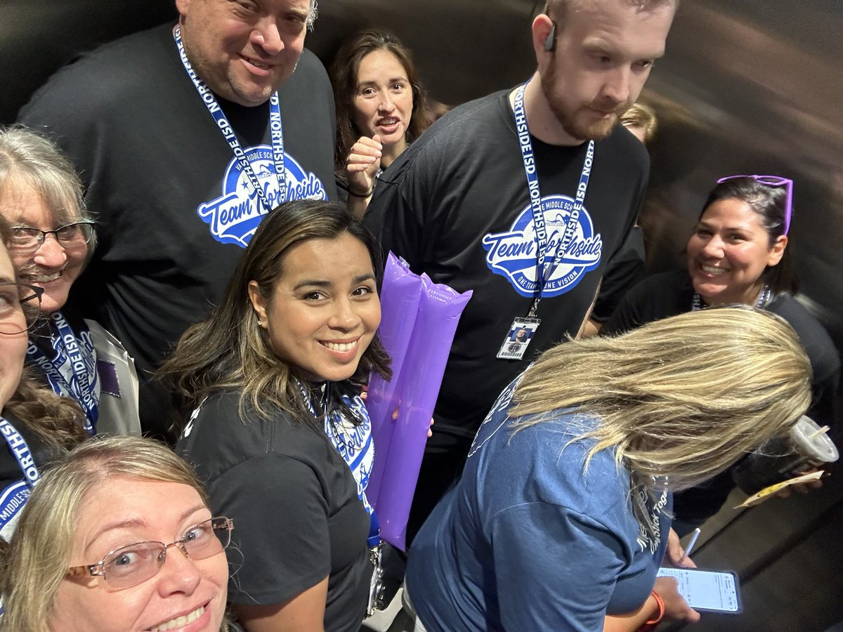 danielleb831's tweet photo. How many stingrays can you fit in an elevator?? #RaysUp #Convocation https://t.co/v2qjl2R4sm