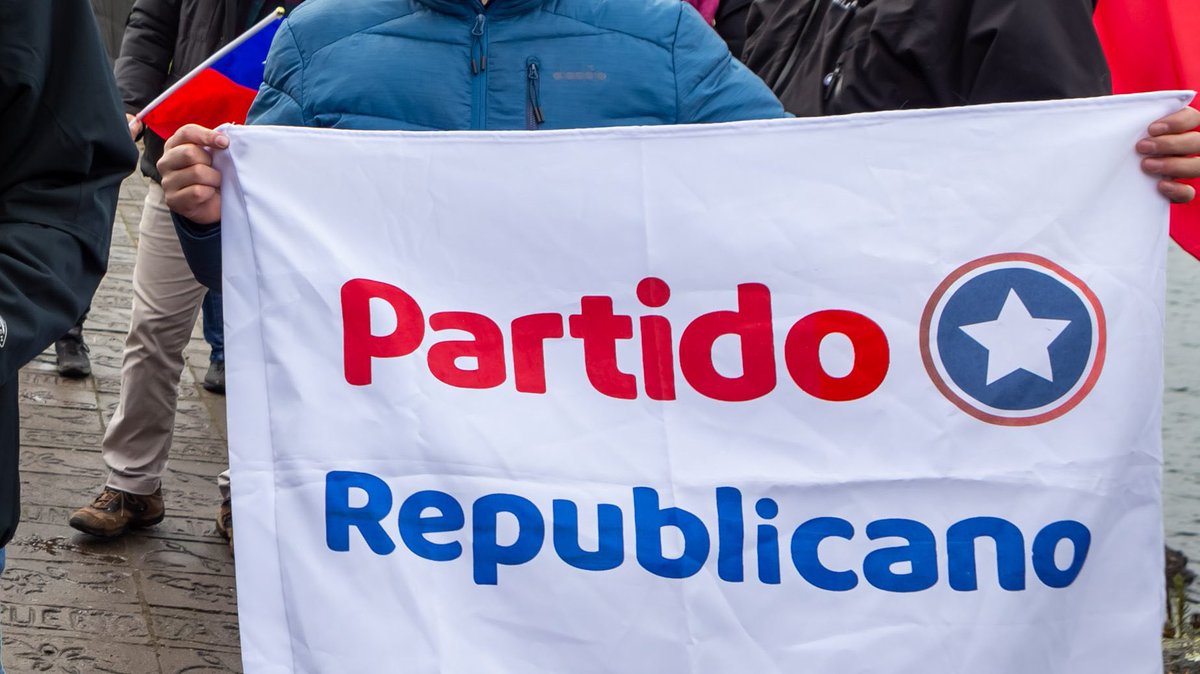 🔴 | Consejo constitucional: 

El Partido Republicano propone subir la edad para presentarse como candidato a presidente, de 35 a 45 años. 

🔹 ¿Qué opinas? 

1. A Favor 
2. En contra
