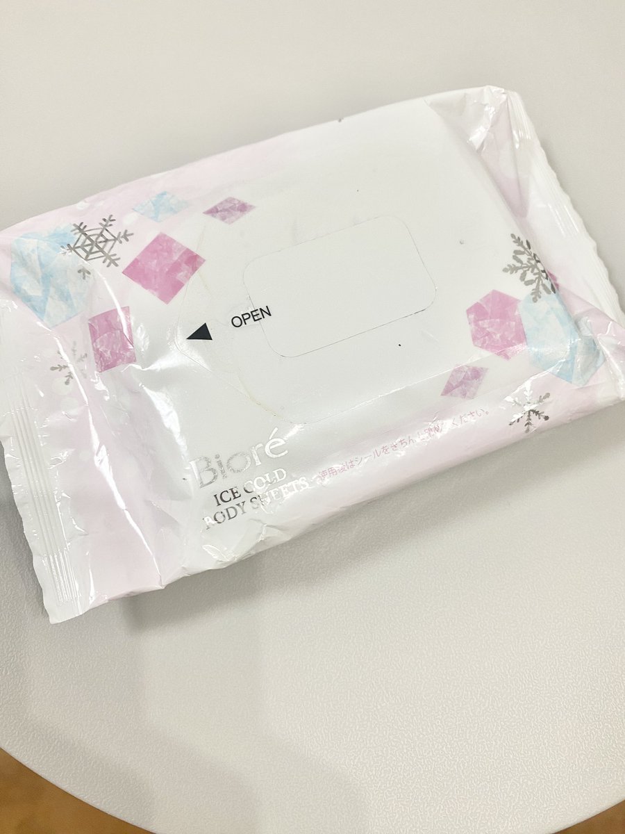 earlypeacock's tweet photo. もはや残暑とかではない。今日も明日もきっと来月も暑い。
特に顔汗に悩んでいる人にオススメ教えていただきたい。
私のこの夏の活躍アイテムはこちら。 https://t.co/FqsNUq9Uol