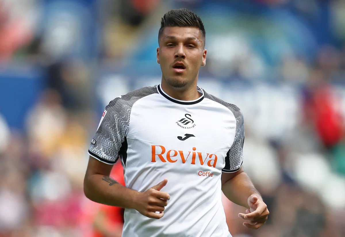 LUFCninja's tweet photo. Merson on #LUFC target: "Piroe can score goals with his eyes closed!"

Me: Phew! because I'm not sure he ever opens them. Welcome to the Leeds family #MOT https://t.co/PaDRfzwtbl