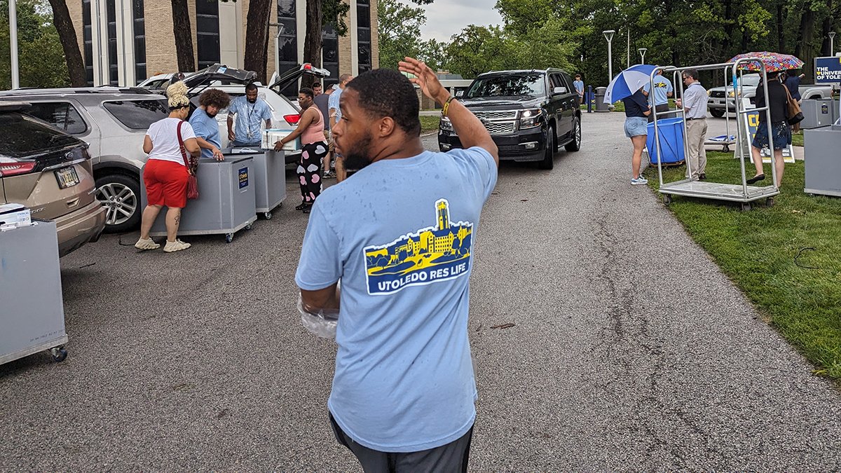 TyrelUT's tweet photo. Today is move-in day for @UToledo students! A little drizzle but a lot of excitement. Classes start Monday, Aug. 28. https://t.co/gIYM8ayGmQ