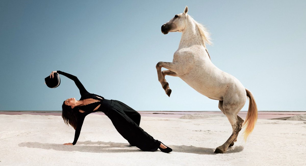RevistaAlaModa's tweet photo. ¡Impresionante estas imágenes de la nueva colección de Stella Mccartney!
Se llama Caballo de potencia, la campaña Invierno 2023, protagonizada por Kendall Jenner, fotografiada por Harley Weir en las salinas de Camargue en Francia.
#RevistaAlaModa #StellaMccartney #KendallJenner https://t.co/iYkxauA2QJ