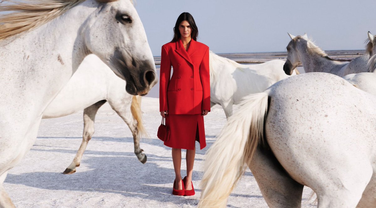 RevistaAlaModa's tweet photo. ¡Impresionante estas imágenes de la nueva colección de Stella Mccartney!
Se llama Caballo de potencia, la campaña Invierno 2023, protagonizada por Kendall Jenner, fotografiada por Harley Weir en las salinas de Camargue en Francia.
#RevistaAlaModa #StellaMccartney #KendallJenner https://t.co/iYkxauA2QJ