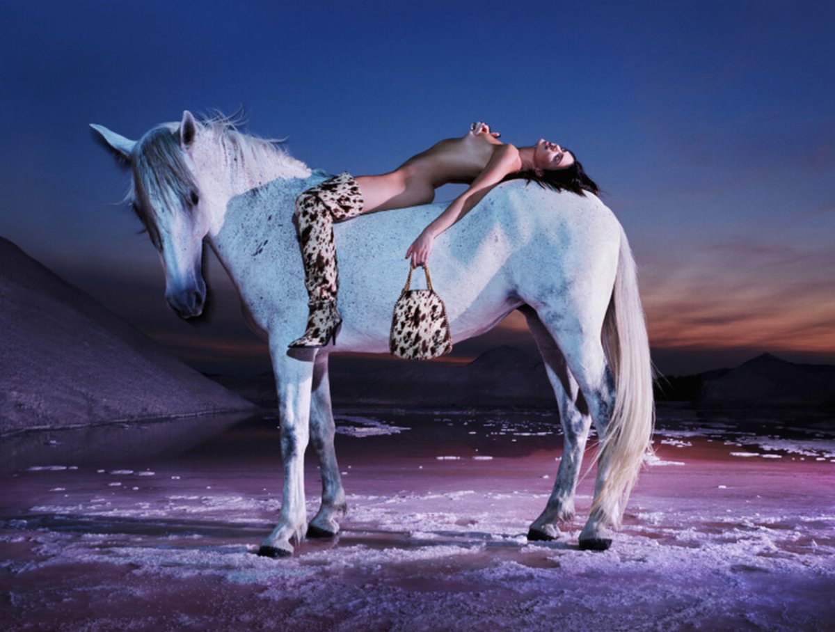 RevistaAlaModa's tweet photo. ¡Impresionante estas imágenes de la nueva colección de Stella Mccartney!
Se llama Caballo de potencia, la campaña Invierno 2023, protagonizada por Kendall Jenner, fotografiada por Harley Weir en las salinas de Camargue en Francia.
#RevistaAlaModa #StellaMccartney #KendallJenner https://t.co/iYkxauA2QJ
