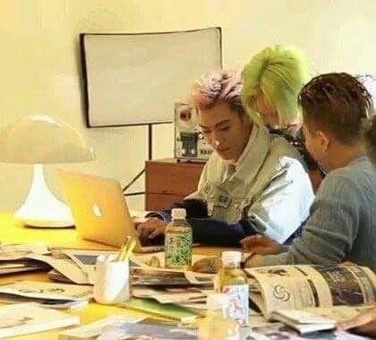 beeshue's tweet photo. Quiero regresar a cuando BigBang eran cinco y estos dos weyes se amaban. 💛😔

Nunca superaré el GTop ✌🏻 https://t.co/SrhkVHxGgn