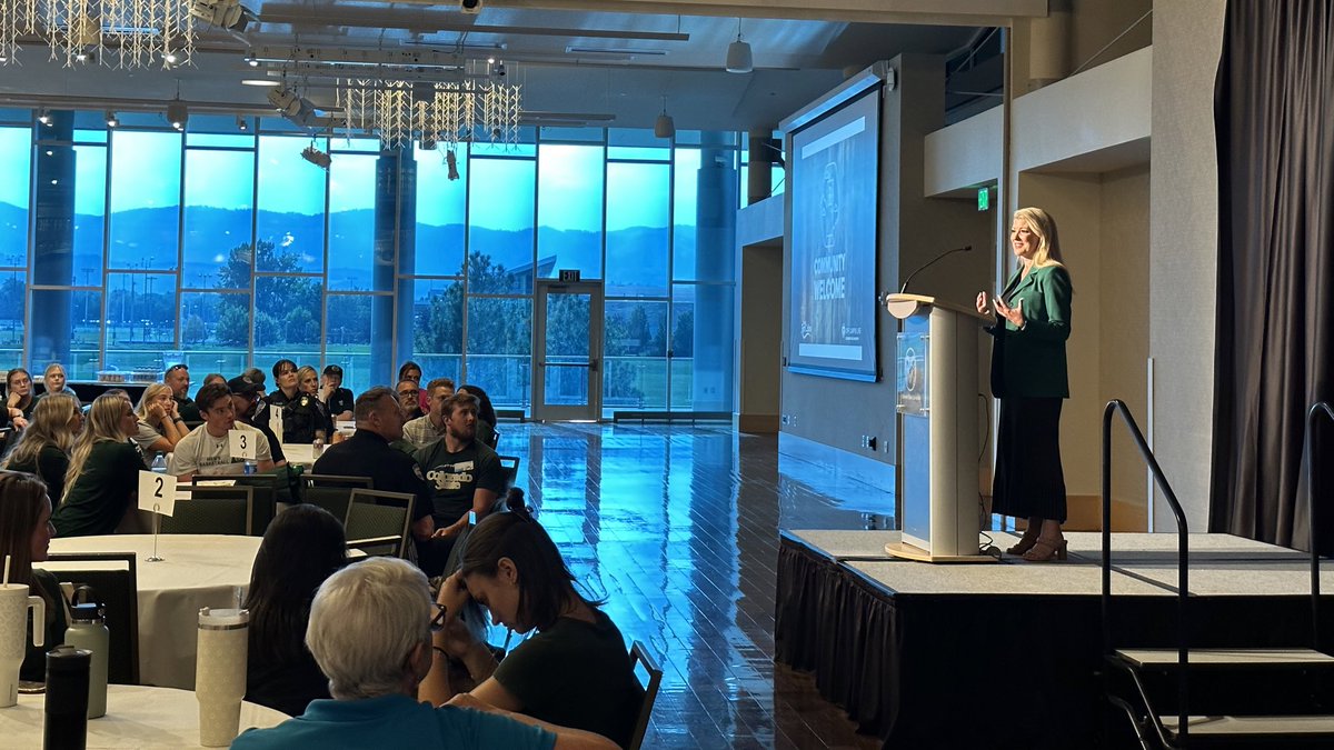 CSUAmyParsons's tweet photo. What is the #BestCollegeTown? 
That’s right, #FortCollins! 

Thank you to all the volunteers including students, @FortCollinsGov and CSU staff, police officers, and members of partner organizations who came together for the 23rd Community Welcome. https://t.co/XyAe6t7G5x