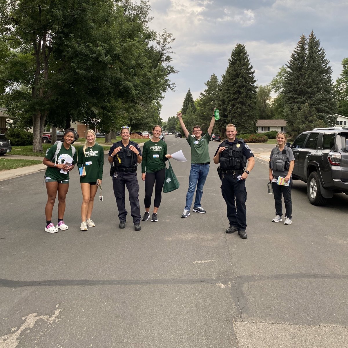 CSUAmyParsons's tweet photo. What is the #BestCollegeTown? 
That’s right, #FortCollins! 

Thank you to all the volunteers including students, @FortCollinsGov and CSU staff, police officers, and members of partner organizations who came together for the 23rd Community Welcome. https://t.co/XyAe6t7G5x