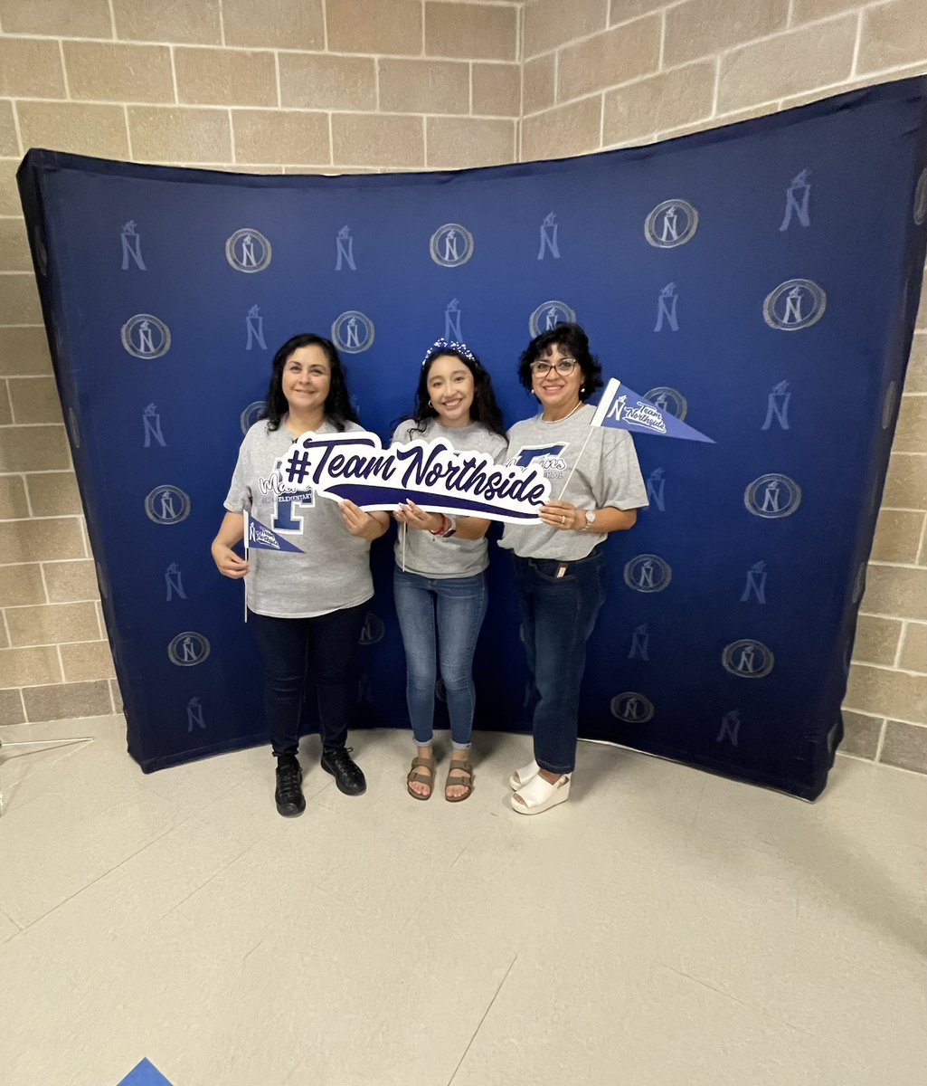laughDFernandez's tweet photo. Fisher Elementary’s 3rd Grade team— ready for the year!!
Listas para este año! https://t.co/BsQPMw2i2I