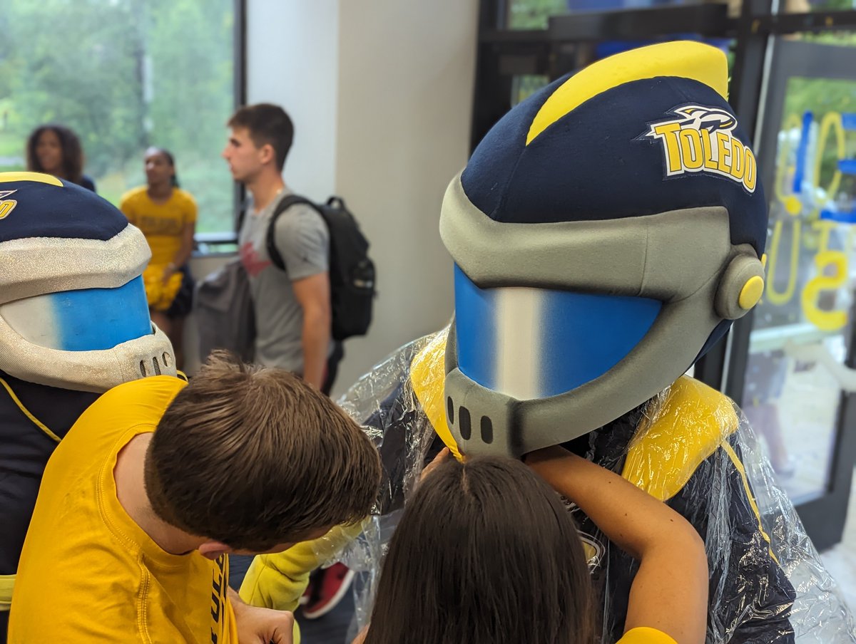 TyrelUT's tweet photo. Today is move-in day for @UToledo students! A little drizzle but a lot of excitement. Classes start Monday, Aug. 28. https://t.co/gIYM8ayGmQ
